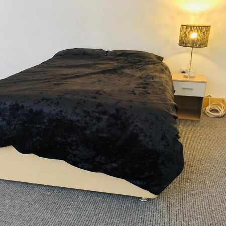 Shous Guest House Emersons Green 외부 사진